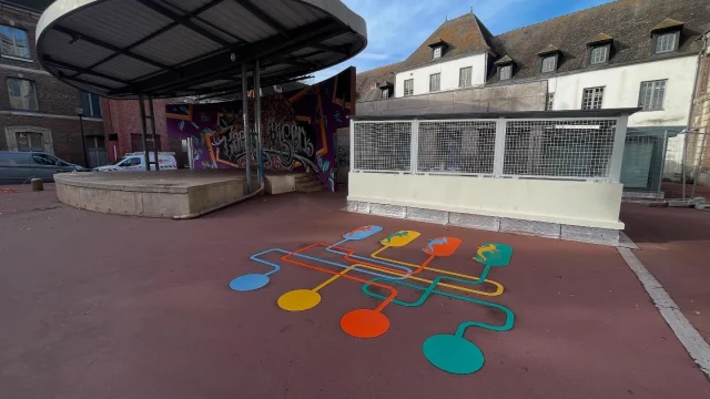Mise en place de la phase 2 du projet de design actif de @villedebeauvais 

Une réalisation en thermocollé de plusieurs éléments ludiques au sol ainsi qu’un parcours symbolisé par des salamandres multicolores au sein du centre ville.

Un très beau projet ayant pour vocation de favoriser le sport et de mettre en valeur des éléments patrimoniaux ou architecturaux.

#designactif #nudge #beauvais #cleantag #communication #thermocollant #streetart #sport #marquageausol